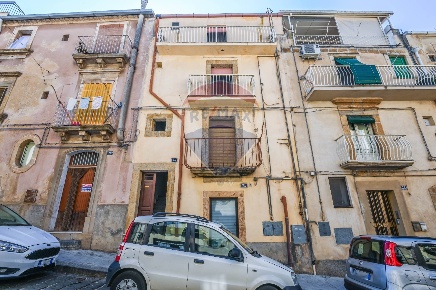 Foto Appartamento a Caltagirone Centro di 110 m² con 4 locali in vendita
