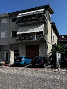 Foto Casa indipendente in Via Ischia, Grottammare di 250 m² con 10 locali