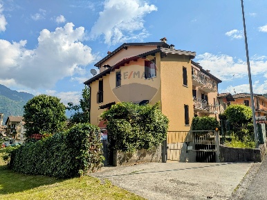 Foto Villa a schiera a Pisogne Gratacasolo di 200 m² con 3 locali