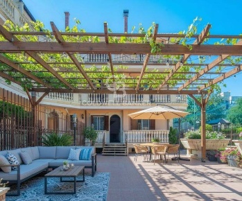 Foto Casa indipendente in Via Canosa, Barletta di 480 m² con 8 locali