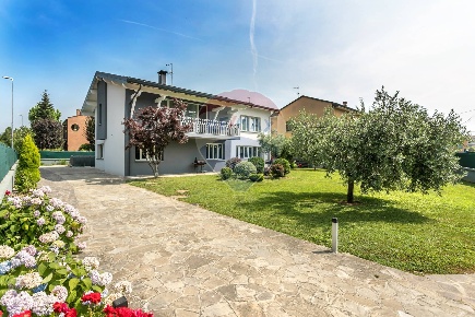 Foto Casa indipendente in Campino, Brignano Gera d'Adda di 460 m²