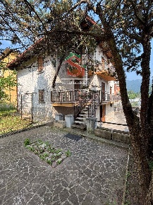Foto Casa indipendente in Via Pietro Ruggeri, Zogno Centro di 280 m²