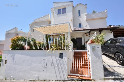 Foto Villa a schiera in Via Monte Bianco, Grottammare Centro di 185 m²