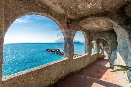 Foto Villa singola a Albisola Superiore di 300 m² con 9 locali in vendita