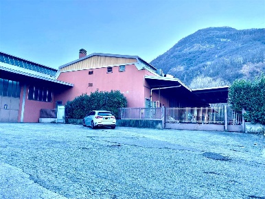 Foto Capannone industriale a Valmadrera di 860 m² con 2 locali in vendita