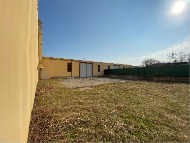 Foto Capannone industriale a Merate di 800 m² con 1 locali in vendita