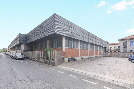 Foto Capannone industriale a Cantù di 3000 m² con 5 locali in vendita