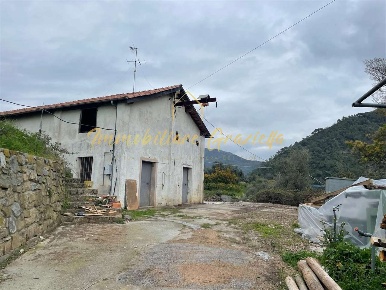 Foto Capannone industriale a Dolceacqua di 328 m² con 1 locali in vendita