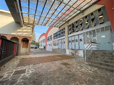 Foto Capannone industriale a Galbiate di 3700 m² con 20 locali in vendita