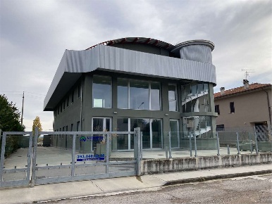 Foto Capannone industriale a Perugia con 1 locali in affitto