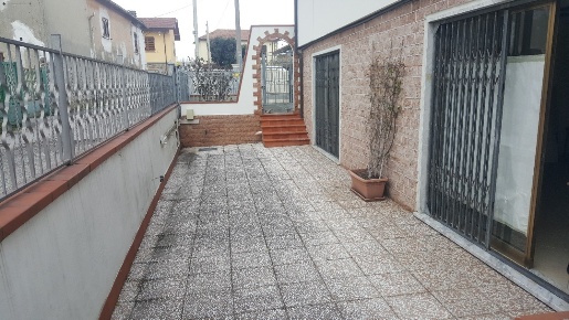 Foto Capannone industriale a Massa di 60 m² con 2 locali in affitto