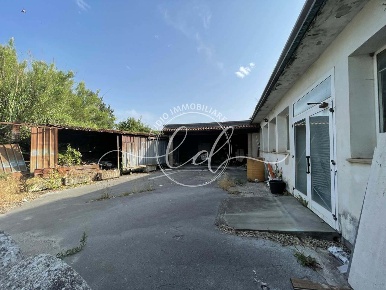 Foto Capannone industriale a Pietrasanta di 180 m² con 5 locali in affitto