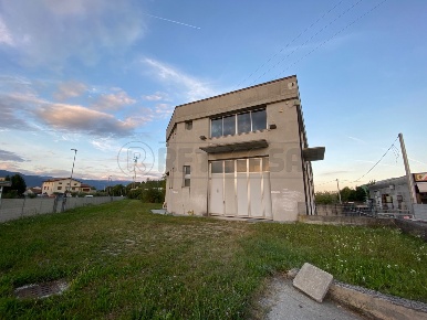 Foto Capannone industriale a Nove di 1400 m² con 1 locali in affitto