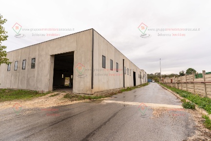 Foto Capannone industriale a Siracusa Targia di 1260 m² con 1260 locali