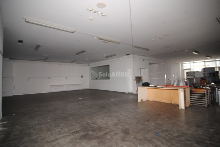 Foto Capannone industriale a Livorno Picchianti di 420 m² con 3 locali