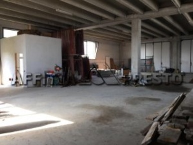 Foto Capannone industriale in Via di Tiglio, Lucca di 1000 m² con 3 locali