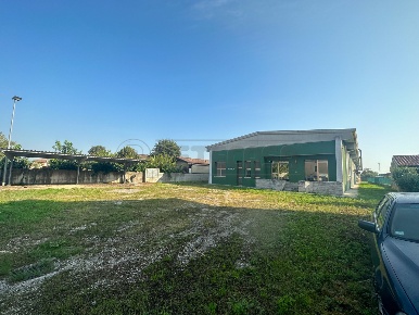 Foto Capannone industriale in Via Trieste 51, Gonars Centro di 1476 m²