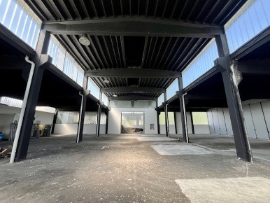 Foto Capannone industriale a Erba Centro di 1800 m² con 6 locali in vendita