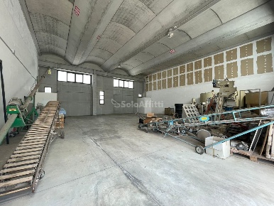 Foto Capannone industriale a Maddaloni di 350 m² con 1 locali in affitto