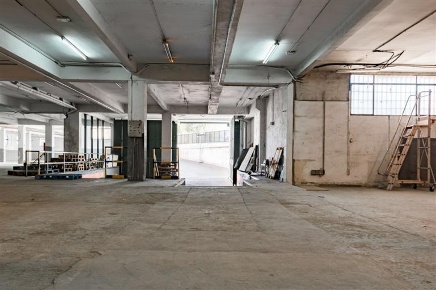 Foto Capannone industriale in Via Tuscolana, Roma di 3900 m² con 40 locali