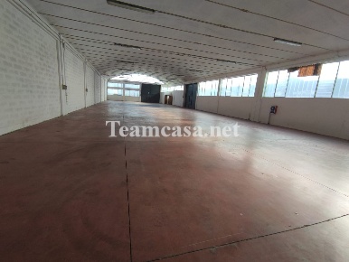 Foto Capannone industriale a Pesaro di 1035 m² con 1 locali in affitto