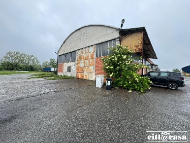 Foto Capannone industriale a San Sebastiano da Po di 330 m² con 3 locali