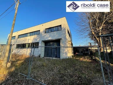 Foto Capannone industriale in VIA KENNEDY, Cabiate di 800 m² con 10 locali