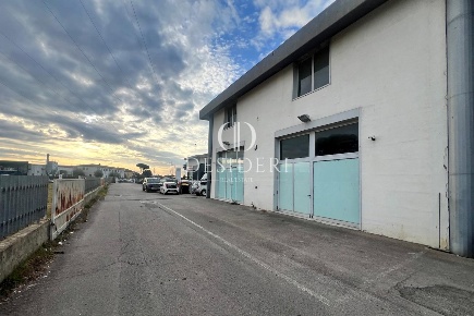 Foto Capannone industriale in Via Topazio, Grosseto di 470 m² con 2 locali