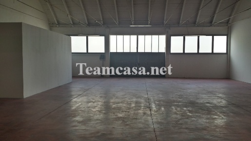 Foto Capannone industriale a Pesaro di 300 m² con 1 locali in vendita