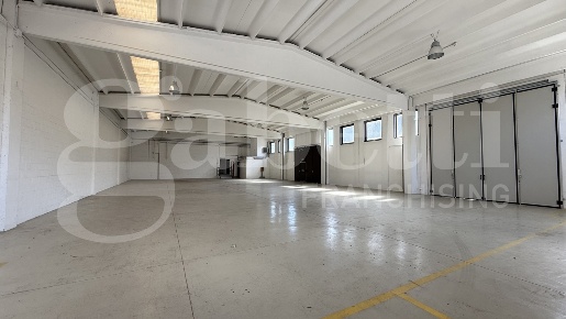 Foto Capannone industriale a Segrate Villaggio Ambrosiano di 950 m²