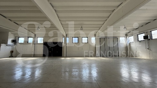 Foto Capannone industriale a Vimodrone di 950 m² con 5 locali in vendita