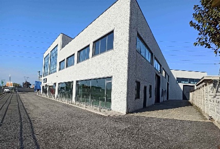 Foto Capannone industriale a Romentino di 720 m² con 1 locali in affitto