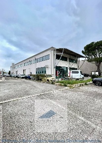 Foto Capannone industriale a Tolentino Zona Cisterna di 850 m² con 1 locali