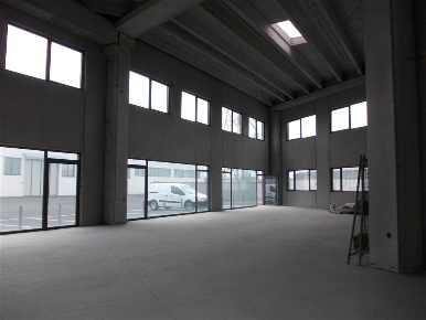 Foto Capannone industriale a Romentino di 320 m² con 1 locali in affitto