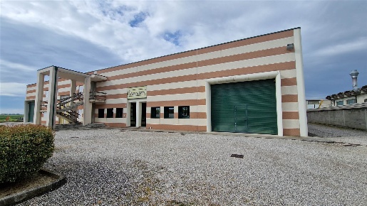Foto Capannone industriale a Villa Estense di 1100 m² con 2 locali