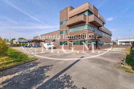 Foto Capannone industriale a Fucecchio Centro di 1350 m² con 15 locali