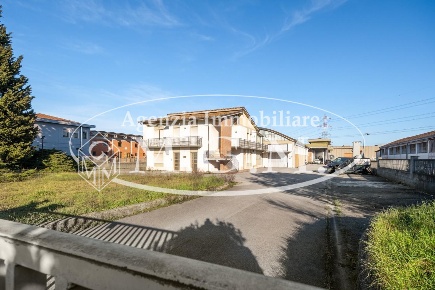 Foto Capannone industriale a Bientina di 1380 m² con 5 locali in vendita