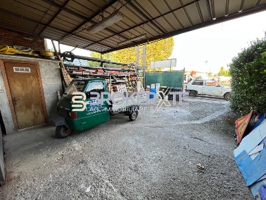 Foto Capannone industriale a Carrara Centro di 120 m² con 3 locali