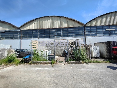 Foto Capannone industriale a Luni di 1700 m² con 1 locali in vendita