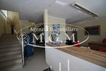 Foto Capannone industriale a Casciana Terme Lari di 527 m² con 6 locali