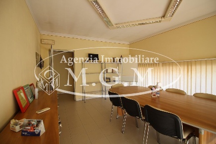 Foto Capannone industriale a Casciana Terme Lari di 833 m² con 8 locali