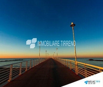 Foto Capannone industriale a Massa Zona Industriale di 800 m² con 1 locali