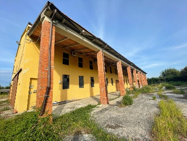 Foto Capannone industriale a Vecchiano di 790 m² con 8 locali in affitto