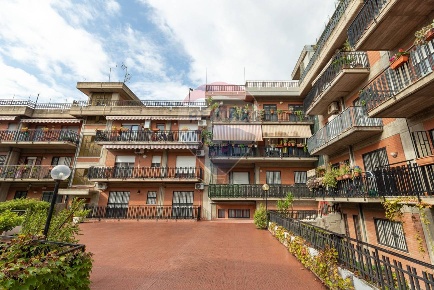 Foto Appartamento in Via Generale Di San Marzano, Catania di 202 m²