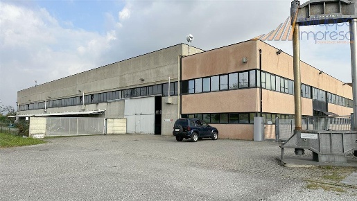 Foto Capannone industriale in via Roma, Bernareggio Centro di 3485 m²
