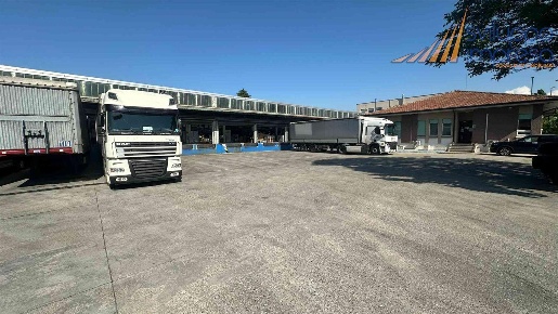 Foto Capannone industriale in Via Umbria, Segrate di 2100 m² con 5 locali