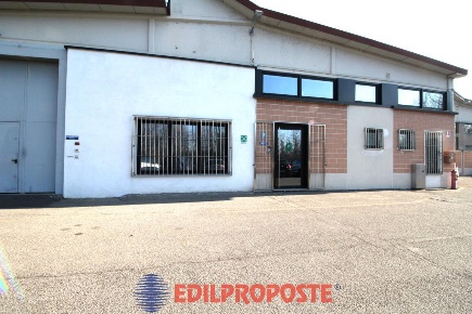 Foto Capannone industriale in via monte rosa, Limbiate Centro di 760 m²