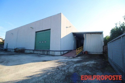 Foto Capannone industriale a Misinto Centro di 1950 m² con 2 locali