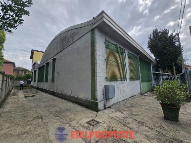 Foto Capannone industriale in via risorgimento, Limbiate Centro di 460 m²