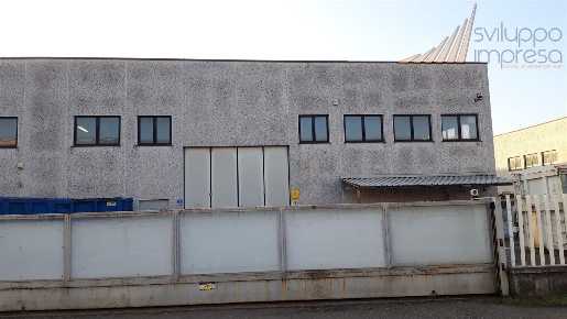 Foto Capannone industriale in via delle industrie, Mezzago di 2698 m²